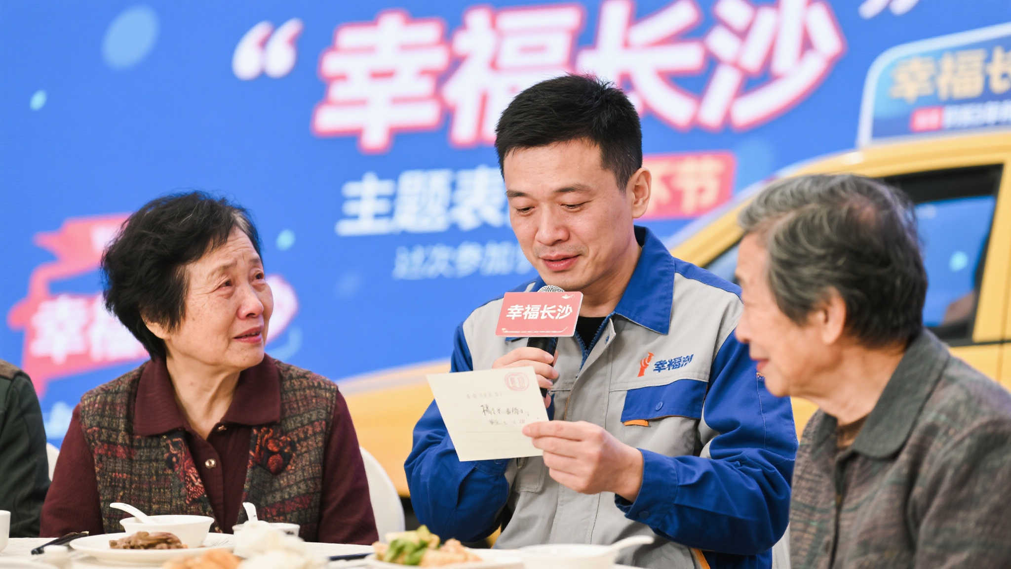 张先生，今年35岁，是一家出租车公司的员